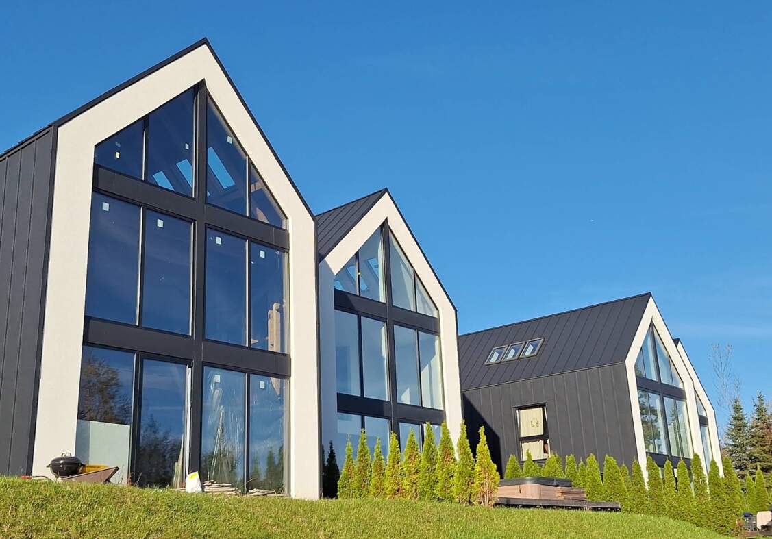 Salon Black Diamonds Hill z panoramicznymi oknami na góry